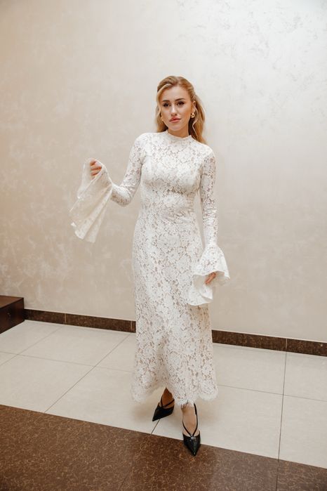 Біла вечірня мереживна сукня