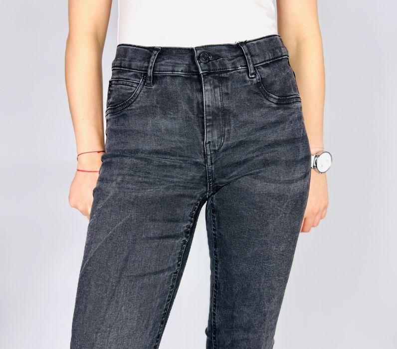 Czarne jeansy z postrzępioną nogawką L 40 Gina Tricot