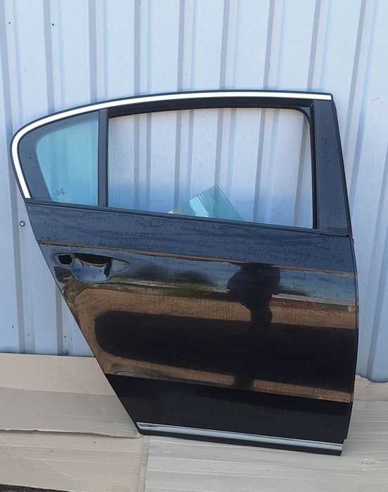 Двері Passat B7 Чорний LC9X Європа