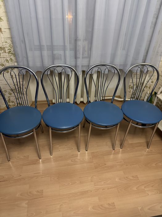 Продам стол стеклянный и 4 стула.