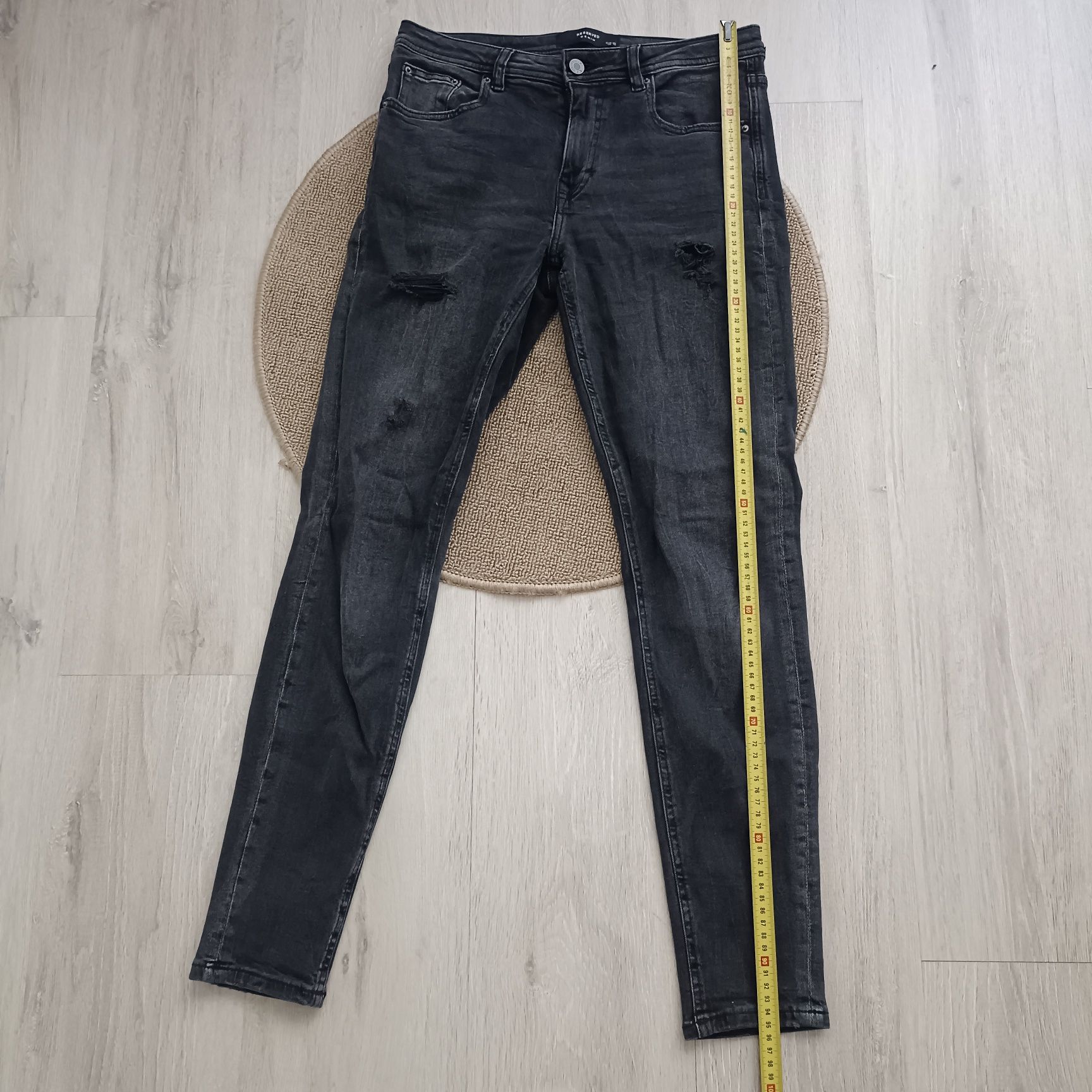 Spodnie czarne, damskie, z przetarciami, rozmiar M / 38