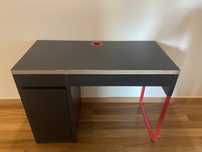 Mesa preta da Ikea