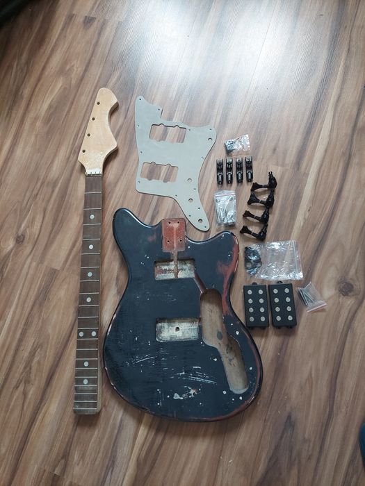 Gitara basowa 4 jaguar 80s do dokończenia projekt dla majsterkowicza.