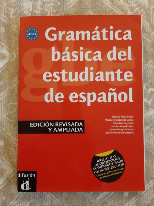 Vendo 'Gramática Básica del Estudiante de Español'.