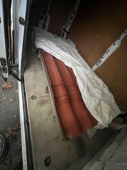 Vendo telha preta e avermelhada