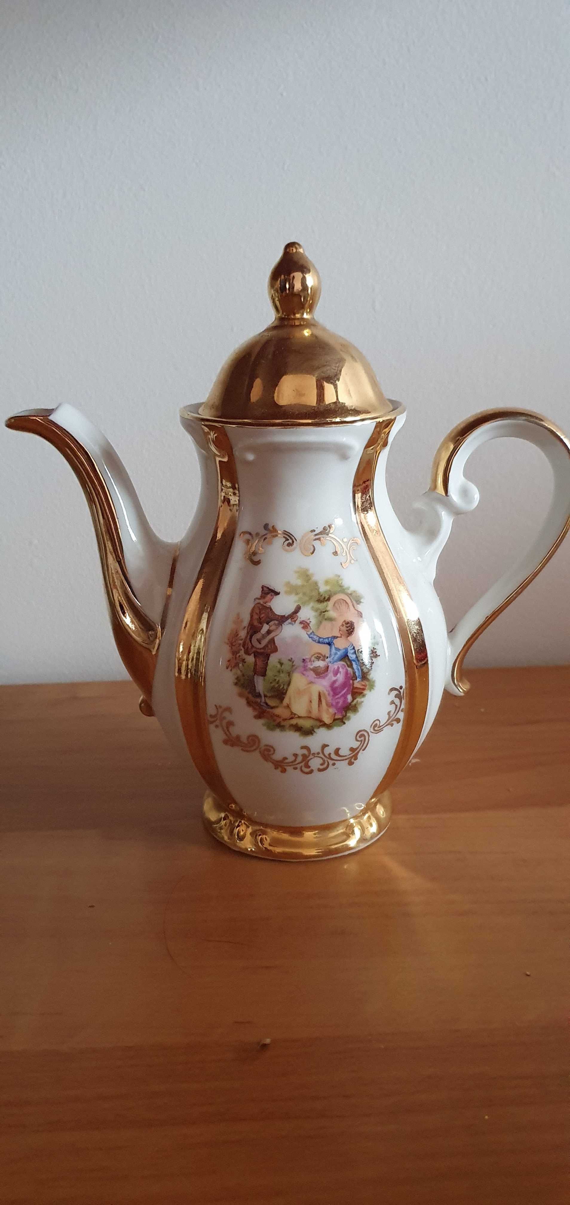 Porcelana z Bavari, dzbanek i cukiernica. Lata 1904 - 1955