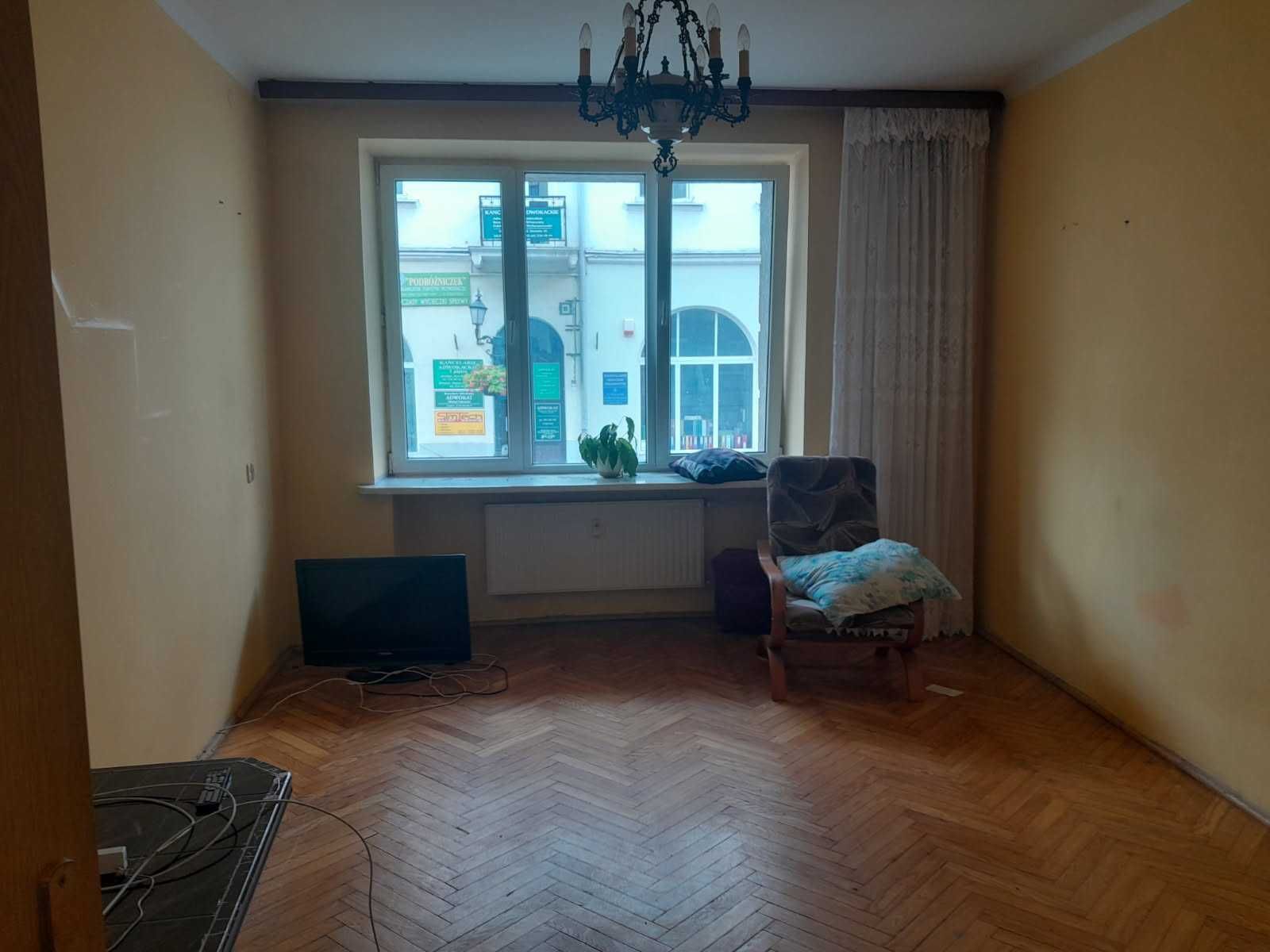 dwa pokoje w centrum Łomży, parter - do remontu
