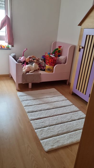 Cama extensível rosa IKEA com colchão incluído