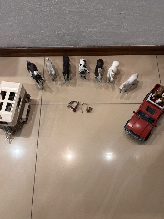 Figurki 8szt.  +auto z przyczepa dla koników