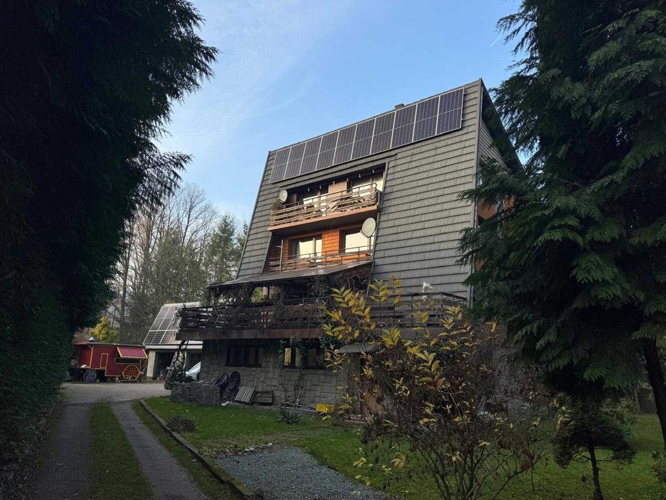 Budynek wielorodzinny w parku