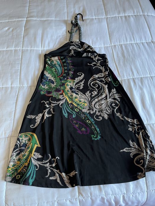 Vestido com alças de atar no pescoço