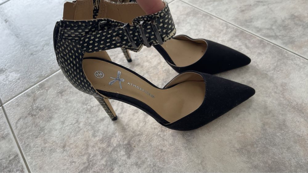 Sapatos novos peetos e cremes