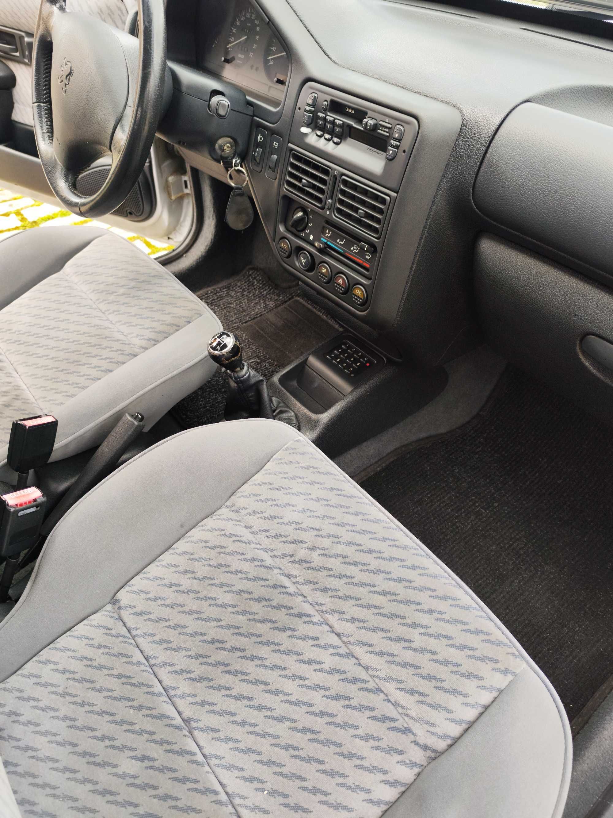PEUGEOT 106 (com poucos kms) RESERVADO