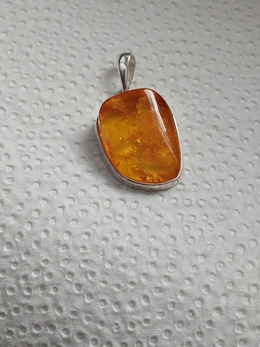 Wisiorek srebrny z bursztynem