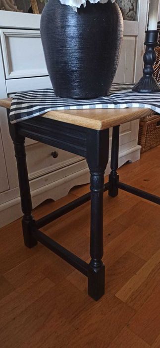 Dębowy stolik pomocniczy / kwietnik – odnowiony