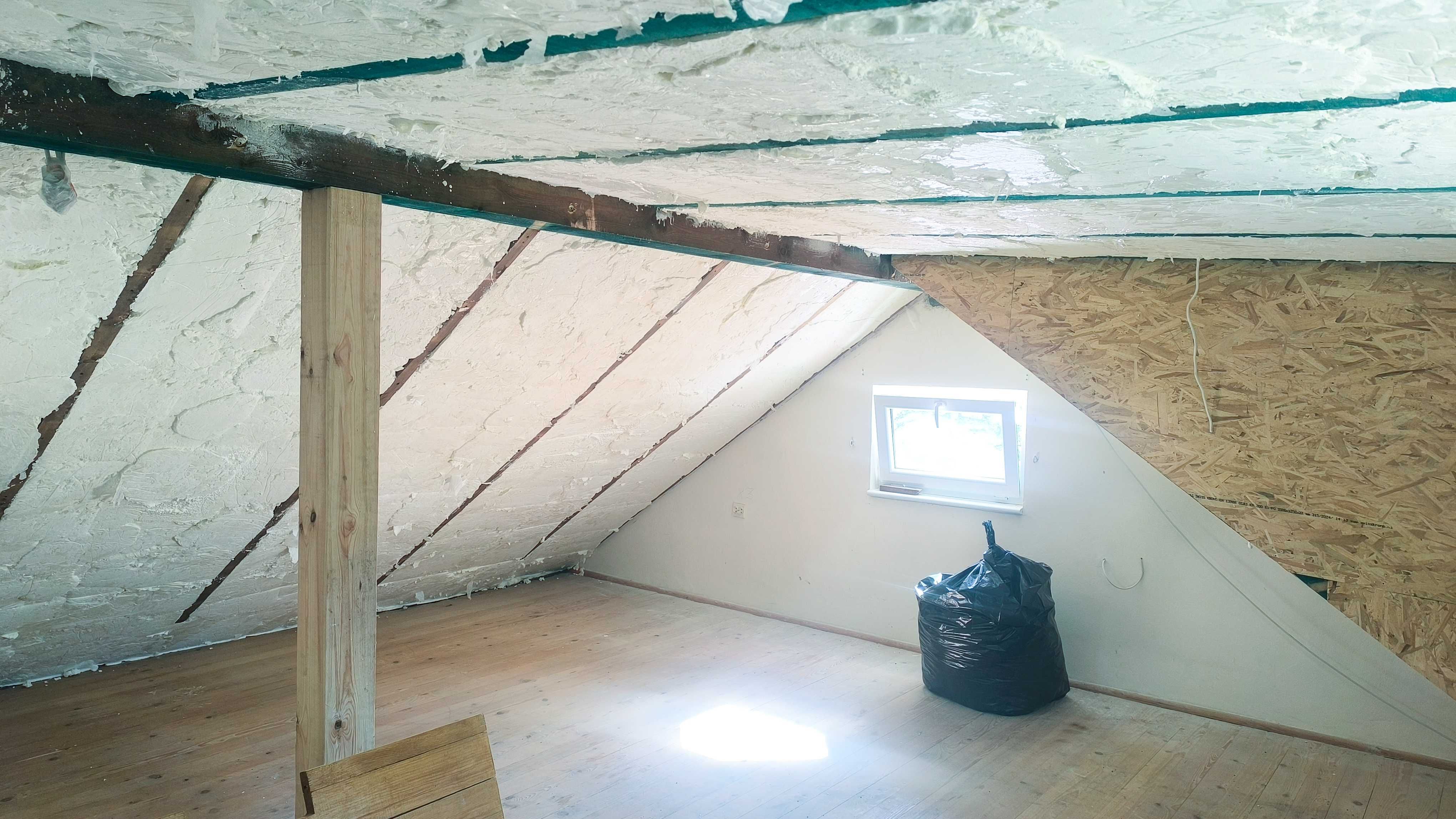 Izolacja natryskowa pianą PUR - ocieplanie domu, poddasza, hal, garaży