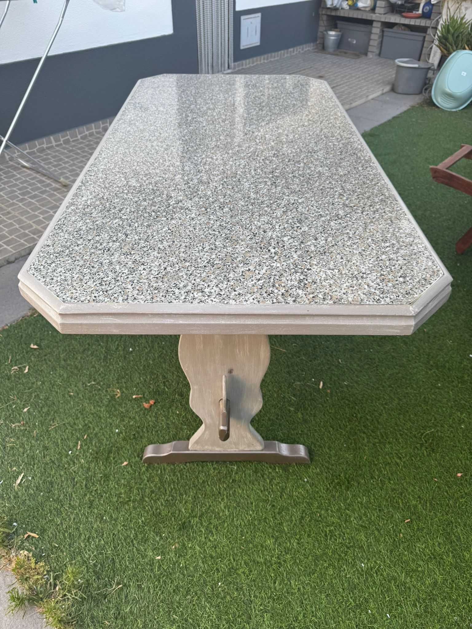 Mesa de cozinha em bom estado