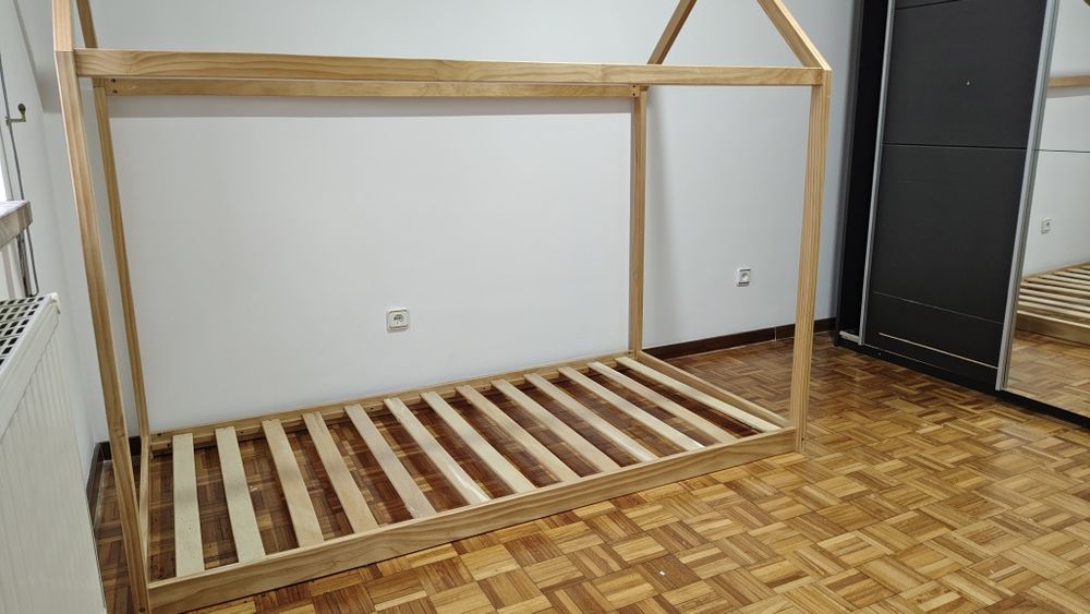 Cama Montessori de madeira, quase nova.