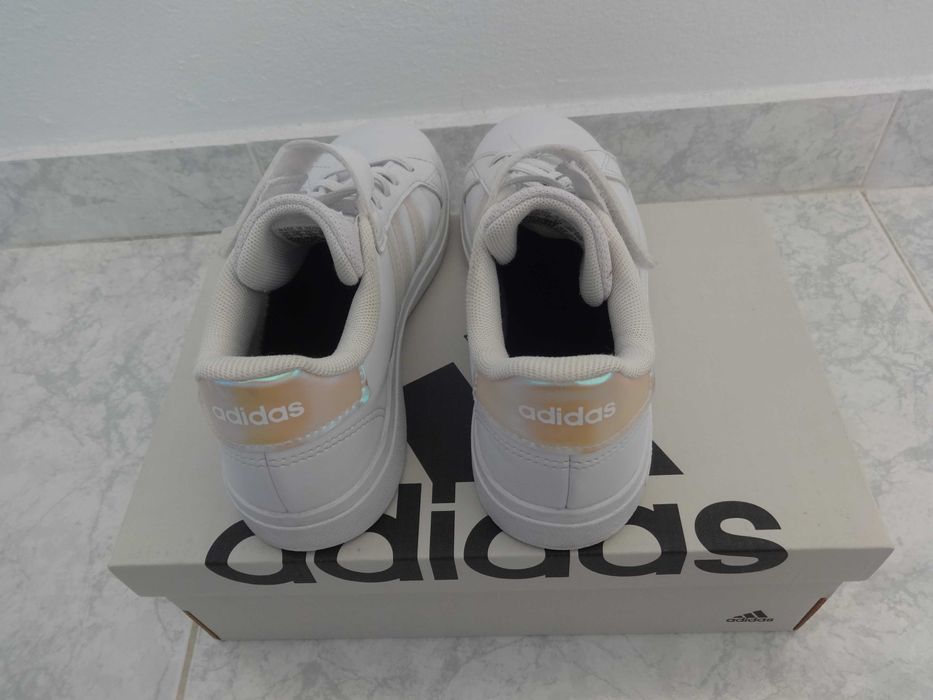 Ténis Marca Adidas Tamanho 33