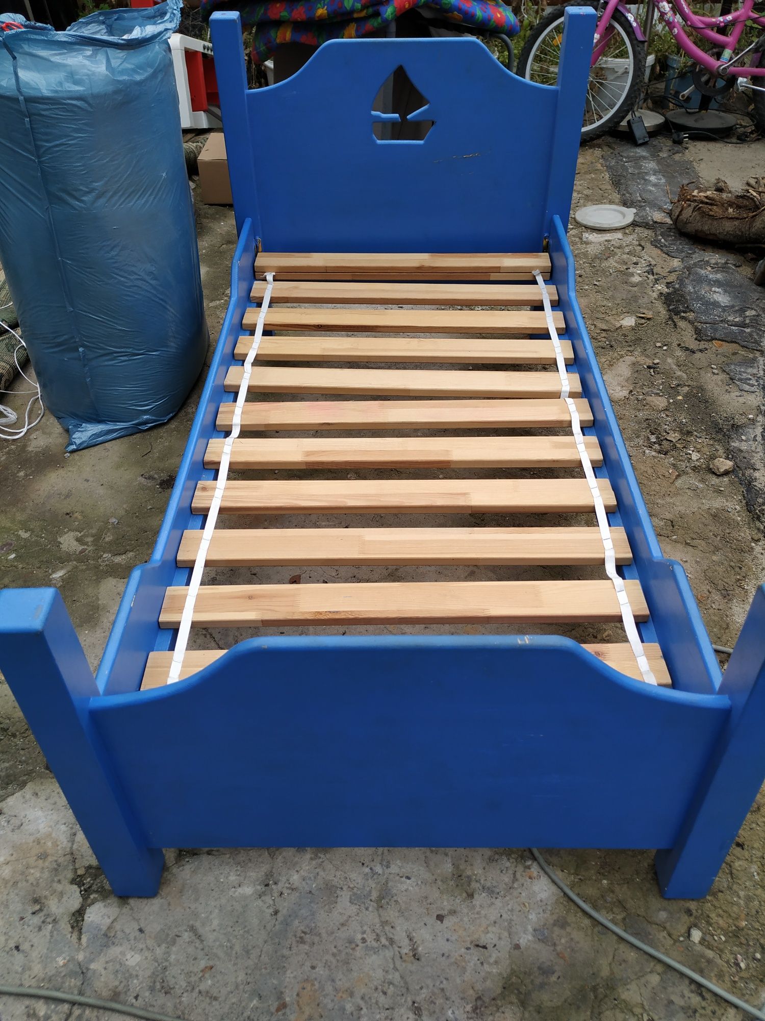 Łóżko dla dziecka drewniane plus materac