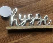 Hygge srebrny napis drewno mango dekoracja