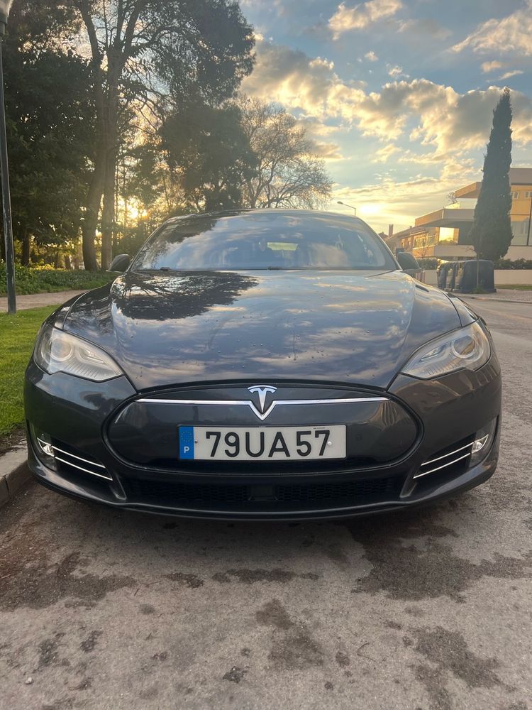 Tesla model S 85D