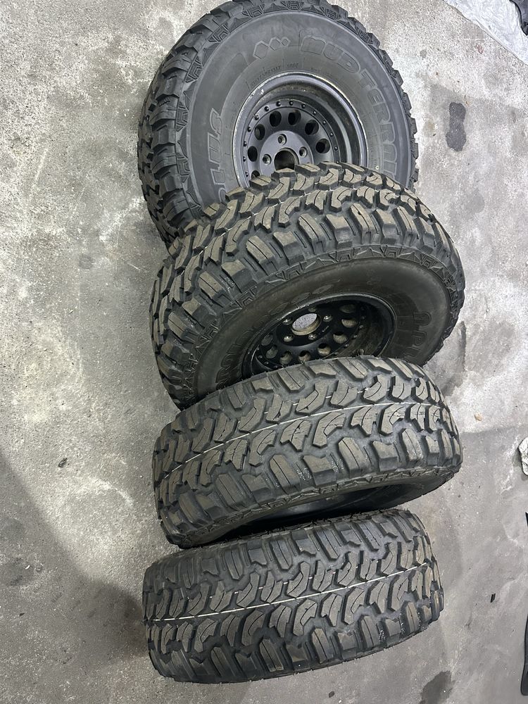 Pneus 33/12,5 15 apenas foram uma vez ao monte