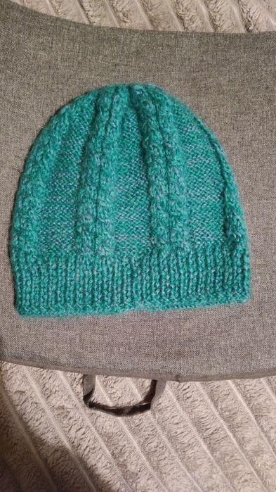 Жіночі шапочки ручної роботи.