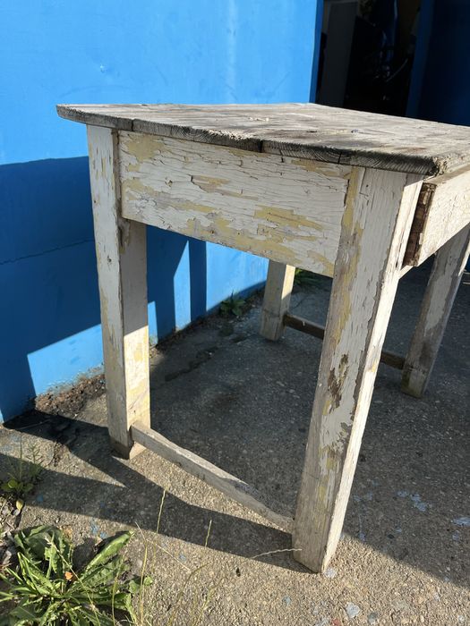 stary stolik drewaniany