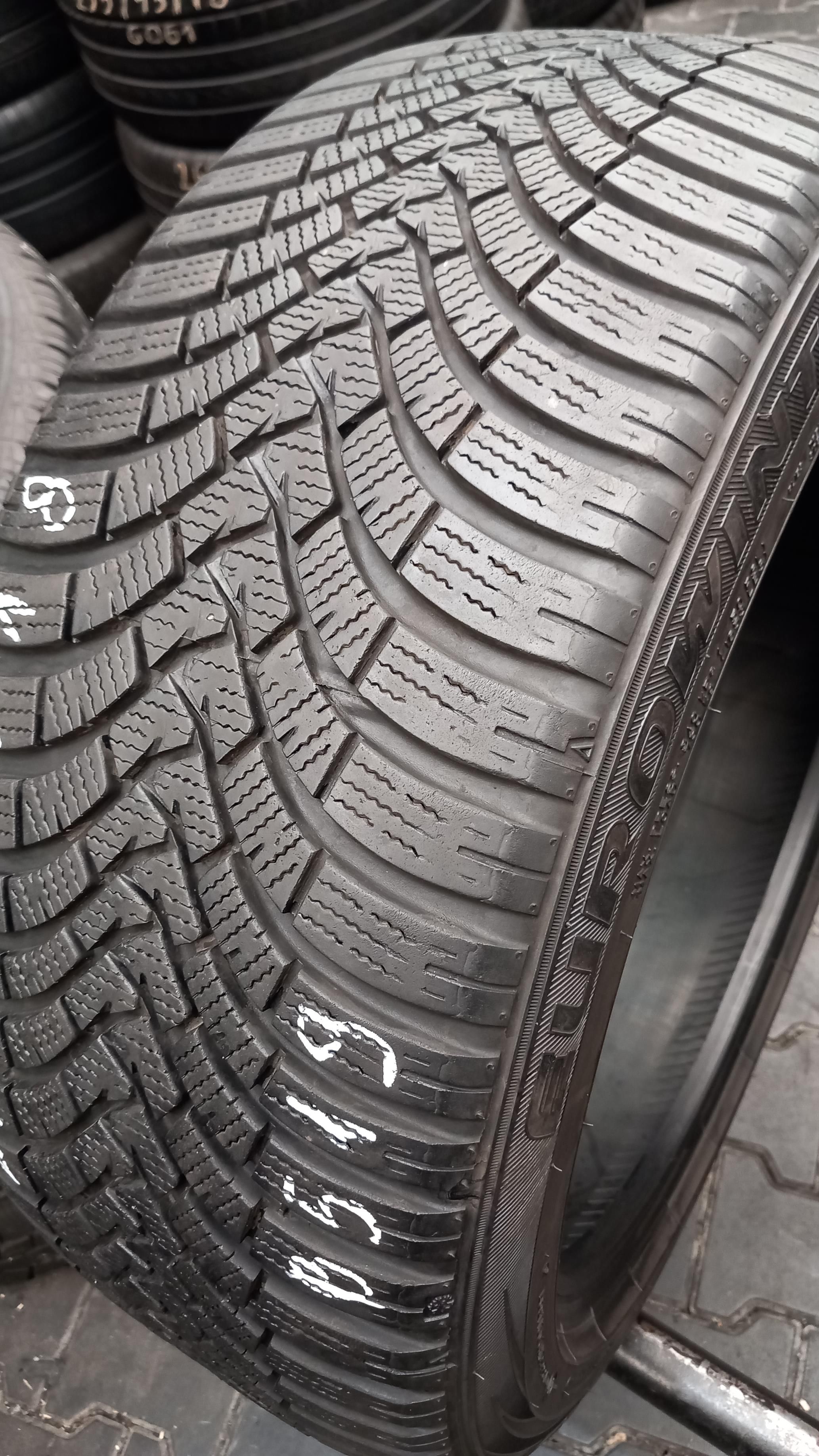 235/45/18 Falken EuroWinter HS01 98V