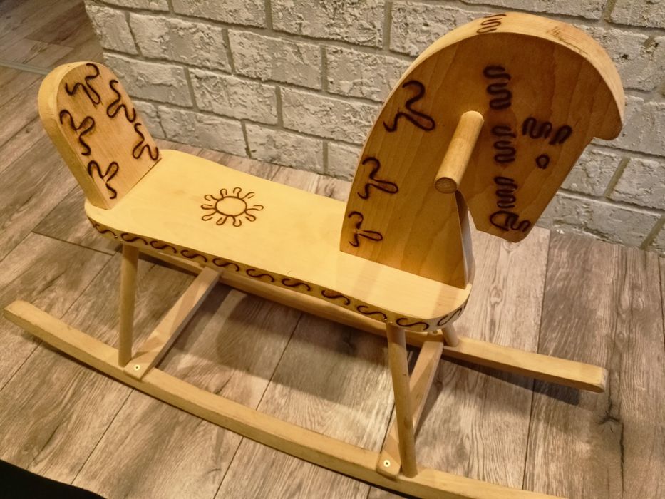 Konik drewniany na biegunach