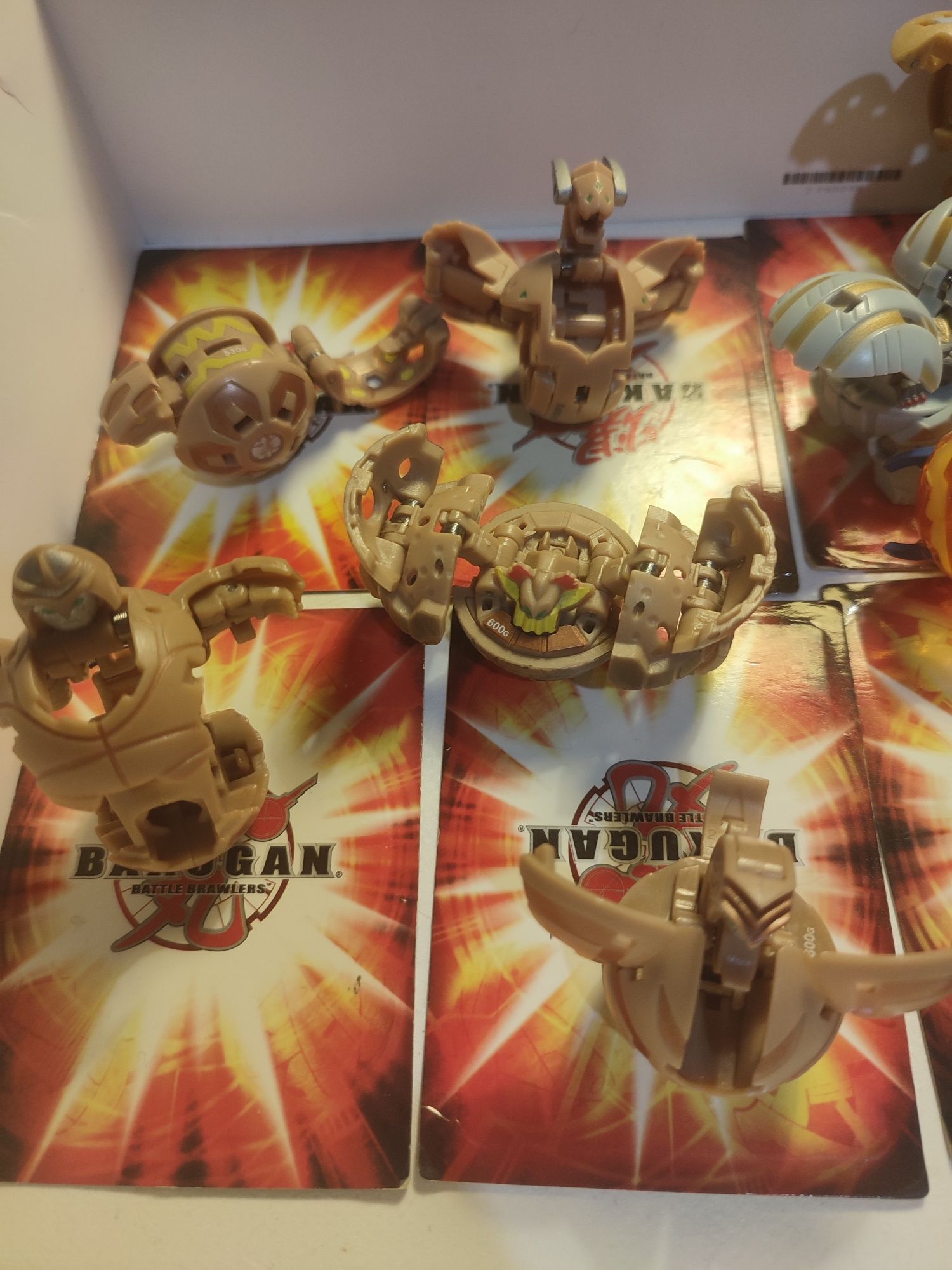 Bakugan 100 sztuk różne B2 dragonoid hydranoid lumitroid