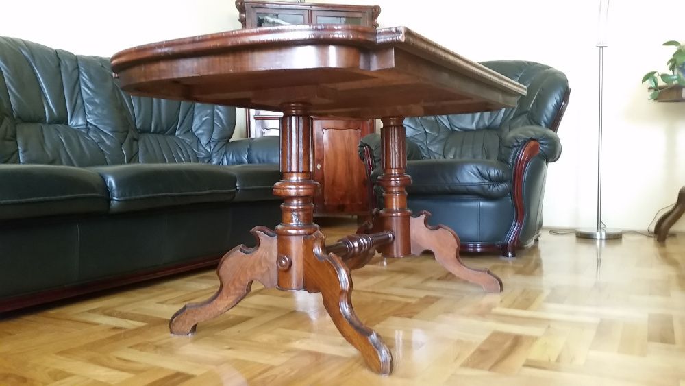 Drewniany elegancki stół, ława w wysokim połysku