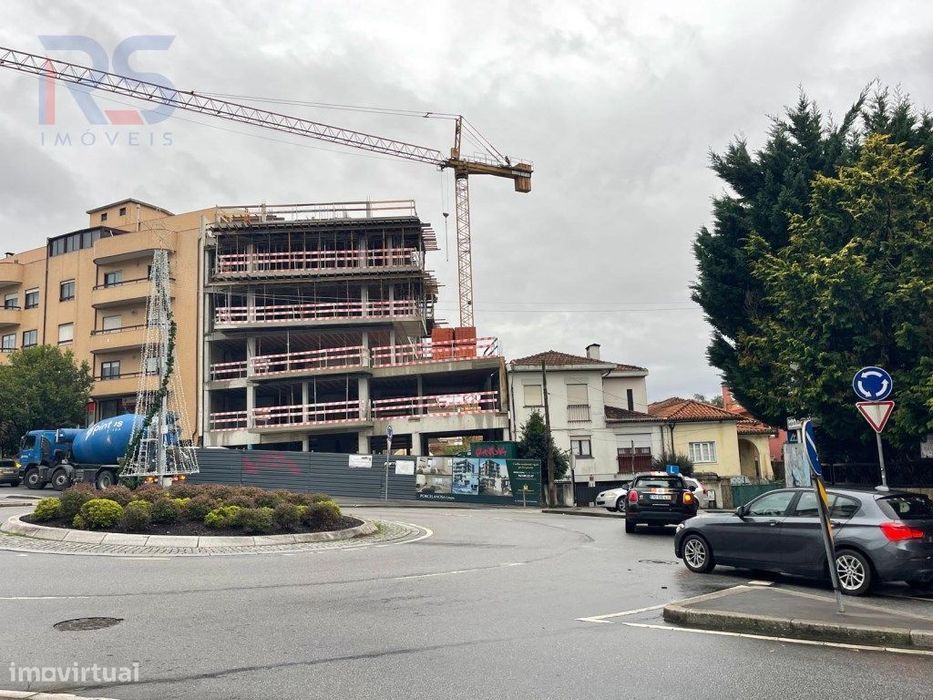 T3 garagem fechada 4 carros e terraço