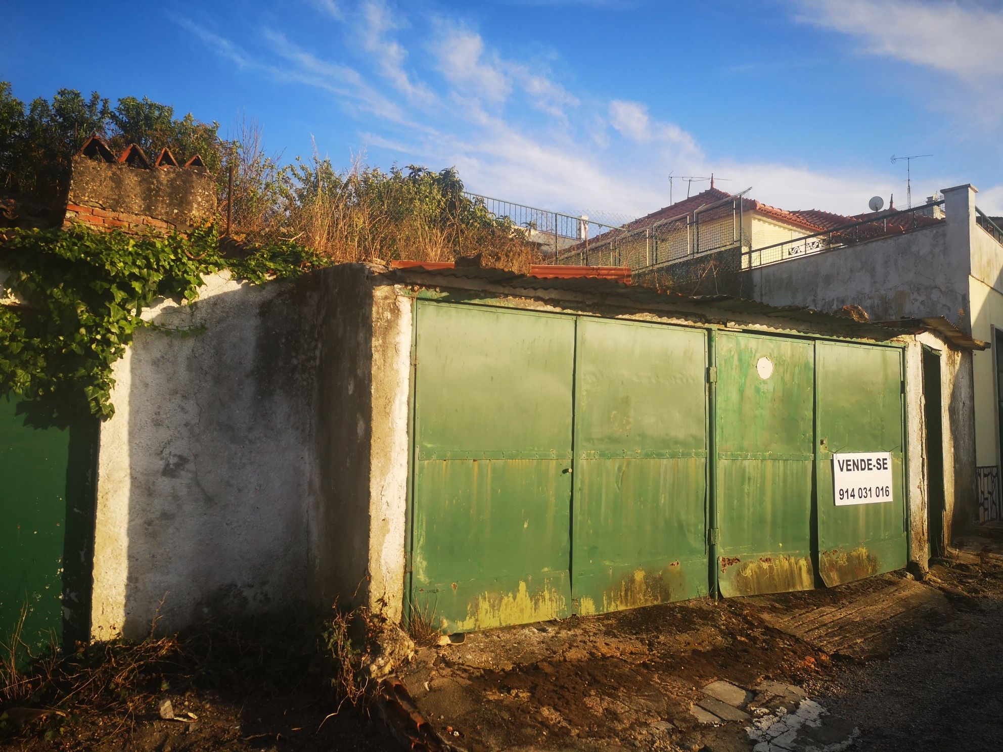 Venda casa em ruína, no centro de Bucelas, rua dos Combatentes