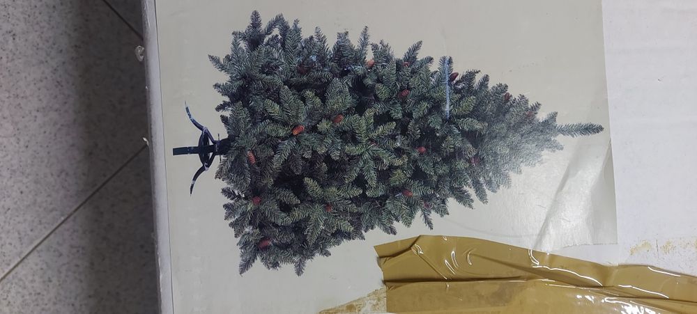 Vendo árvore de natal com 1.80 cm de altura Com pinhas