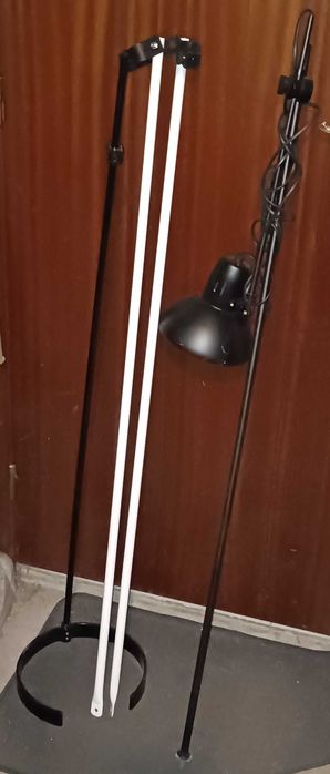 Candeeiro de pé e suportes metálicos