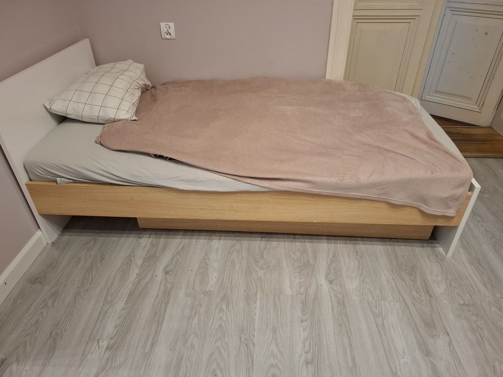 Biurko, łóżko z szufladą i komoda