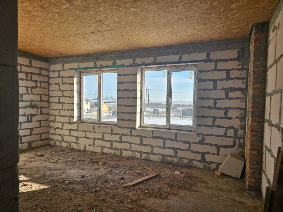 Село Усатово. Большой двухэтажный дом с землей.