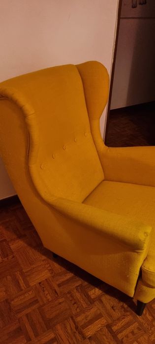 Cadeirão Ikea amarelo torrado