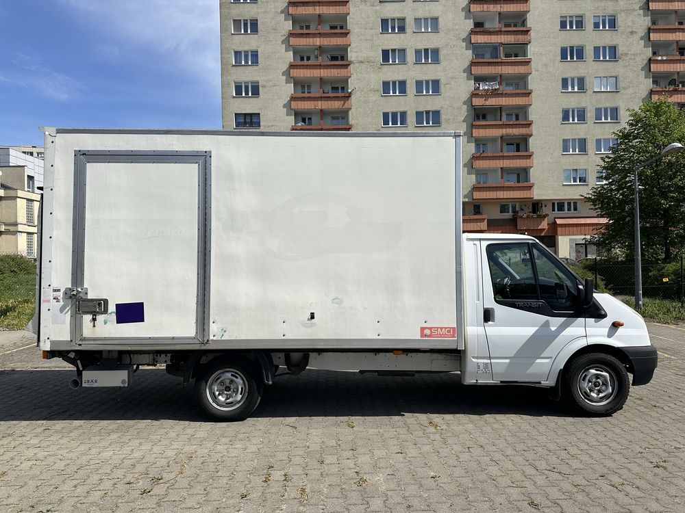 Wynajem busa Ford Transit Kontener z windą