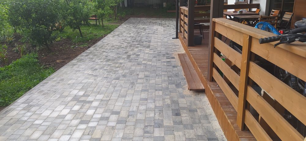 Вкладання брукiвки [Укладка тротуарной плитки]