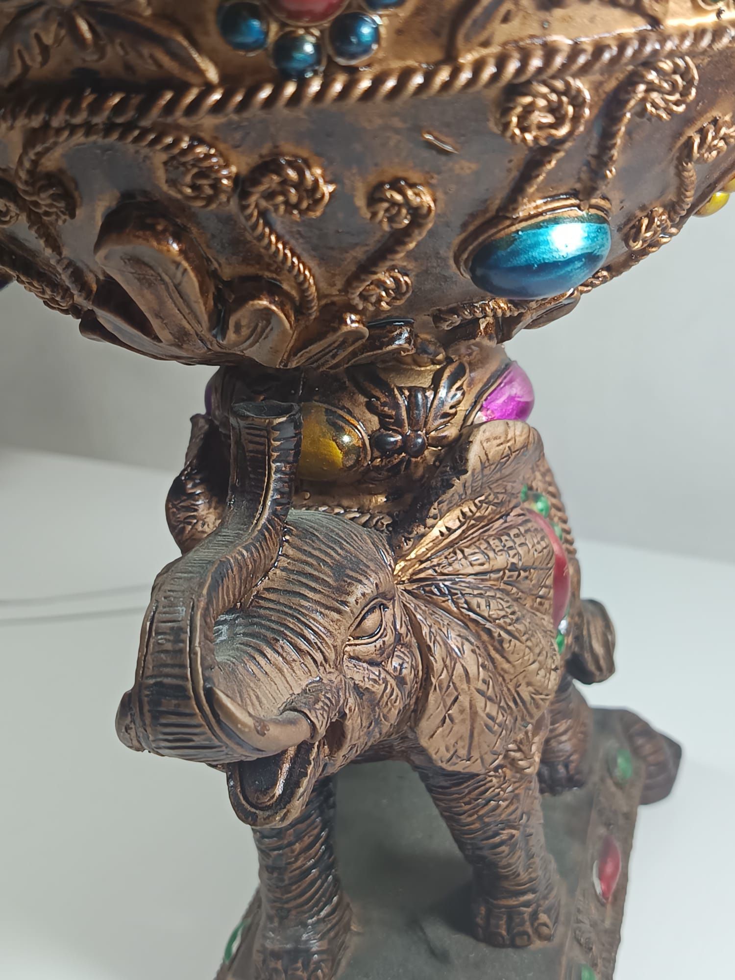 Elefante com taça decorativo