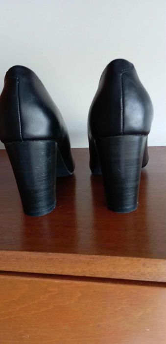 Sapatos pretos de tacão, em couro, tamanho 39