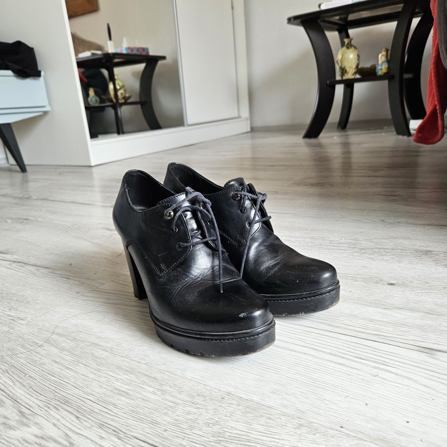 Buty skórzane na obcasie firmy Lasocki