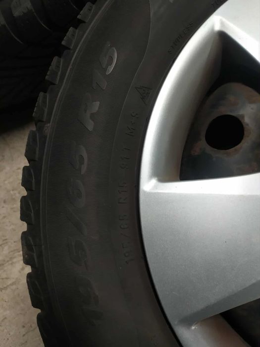 Sprzedam koła wraz z oponami zimowymi i kołpakami rozm 195/65 R 15