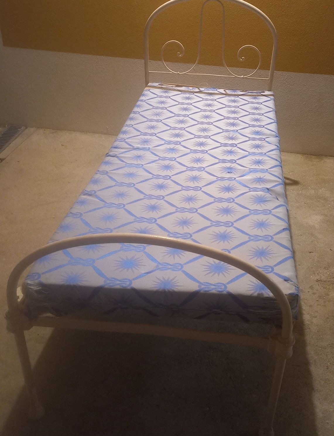 Cama de ferro com colchão