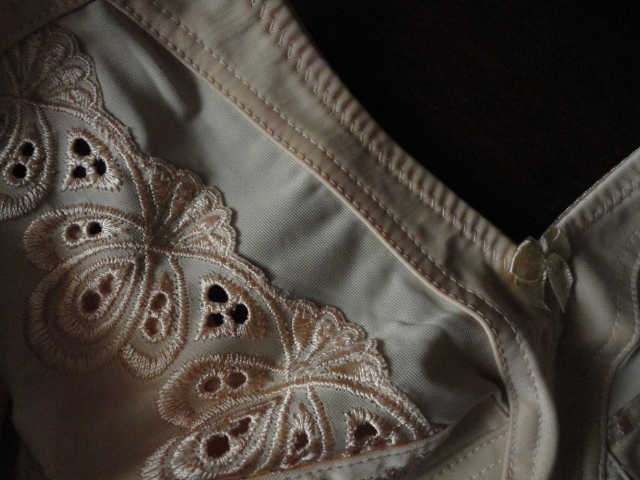 Бюстгальтер лифчик бежевого цвета, размер 40DD