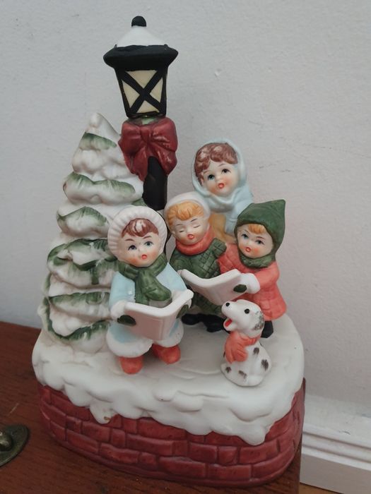 Музыкальные  ,деревянные   и керамические игрушки  ,шкатулки