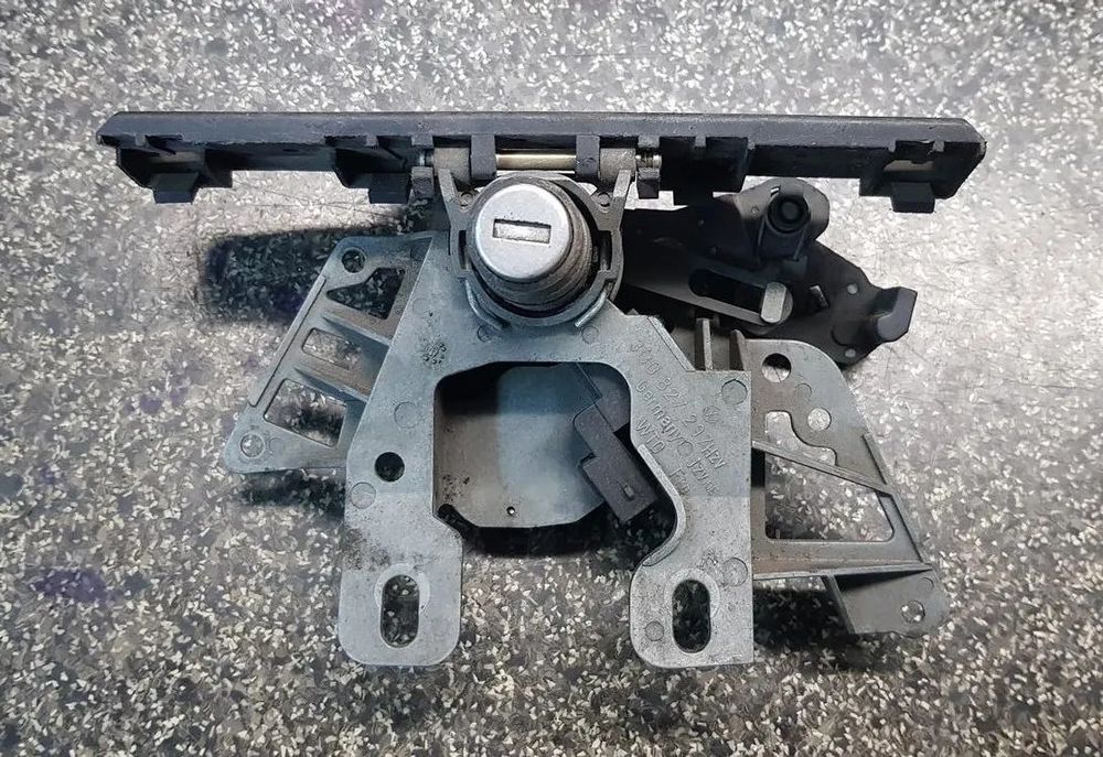 BLENDA KLAMKA SILOWNIK ZAMEK WKŁADKA VW PASSAT B5 3B0827297H